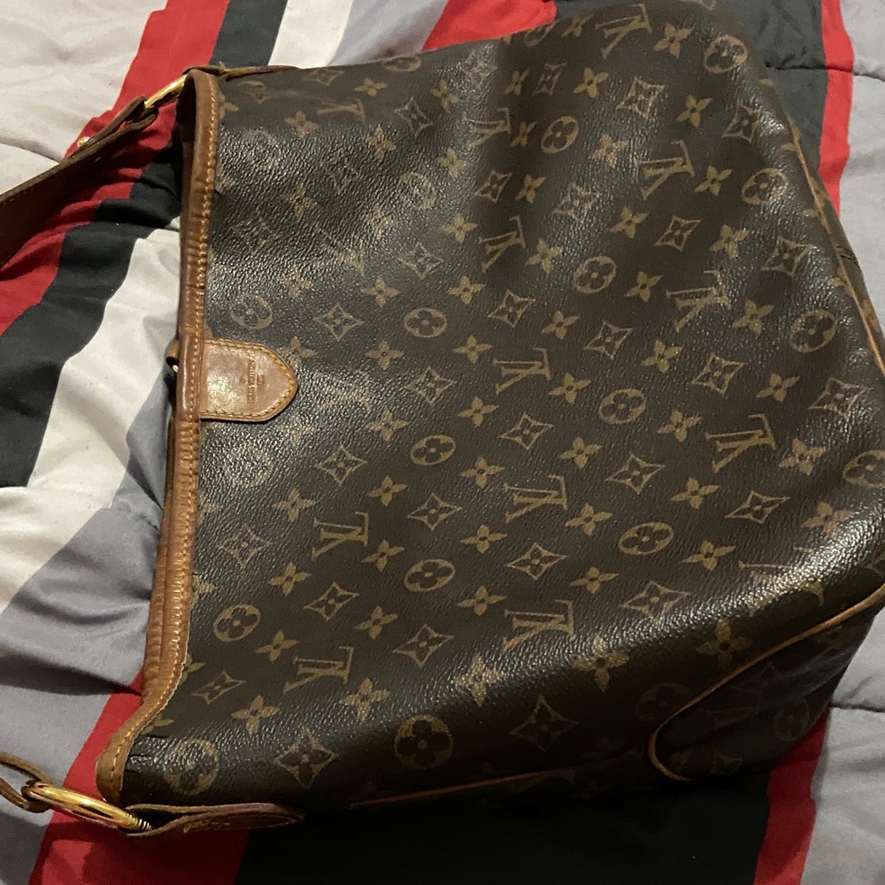 Louis Vuitton Monogram Canvas Messenger Bag